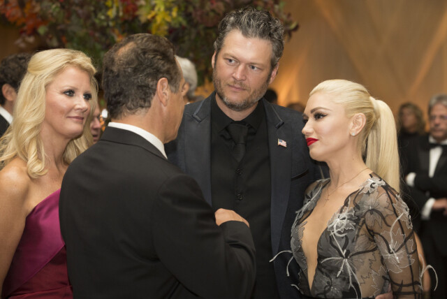 I GODT SELSKAP: Hollywood-paret Blake og Gwen slo av en prat med New Yorks guvernør Andrew Cuomo og hans partner Sandra Lee på middagen. Foto: Polaris I GODT SELSKAP: Hollywood-paret Blake og Gwen slo av en prat med New Yorks guvernør Andrew Cuomo og hans partner Sandra Lee på middagen. Foto: Polaris